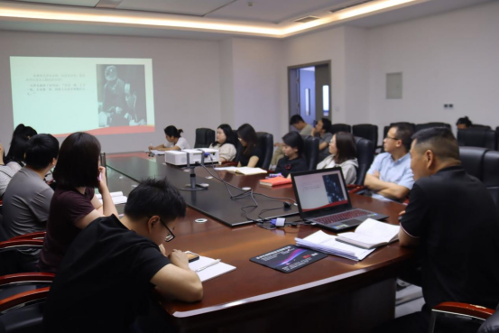 党委书记张皓为青年理论学习小组作专题党课